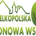 Na grafice widnieje zielony napis: Wielkopolska Odnowa Wsi. Oprócz tego jest też rysunek drzewa oraz kontury domów.