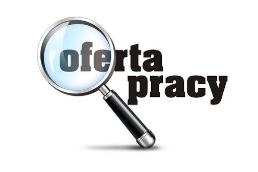 Zdjęcie przedstawia napis "Oferta pracy". Na pierwszym planie znajduje się lupa.