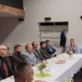 Na zdjęciu pracodawcy siedzący przy stołach.