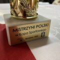 Na zdjęciu widoczna etykieta pucharu, na której widnieje napis: "Mistrzyni Polski w Kopa Sportowego, Kluczewo 2023".