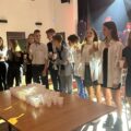Na zdjęciu uczniowie klas pierwszych podczas otrzęsin. Wykonują jedno z zadań przygotowanych przez klasy starsze.