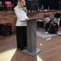 Na zdjęciu dyrektor Katarzyna Wiśniewska podczas przemówienia na apelu.