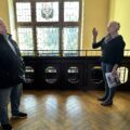 Na zdjęciu Pani Anna Barczyńska oprowadzająca seniorów po pałacu w Buczu.