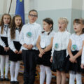 Pierwszy krok w szkolnej przygodzie. Pasowanie pierwszoklasistów w Mochach
