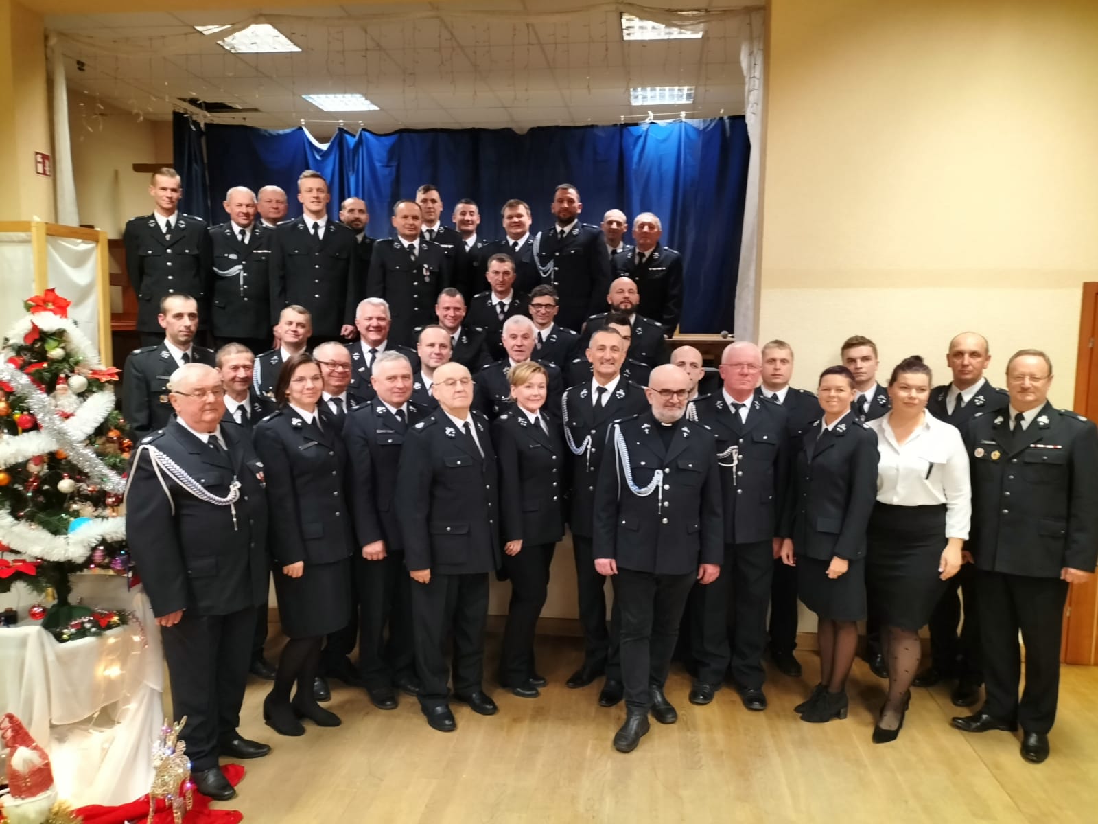 Zdjęcie przedstawia wszystkich zebranych strażaków na uroczystości, którzy pozują do zdjęcia.