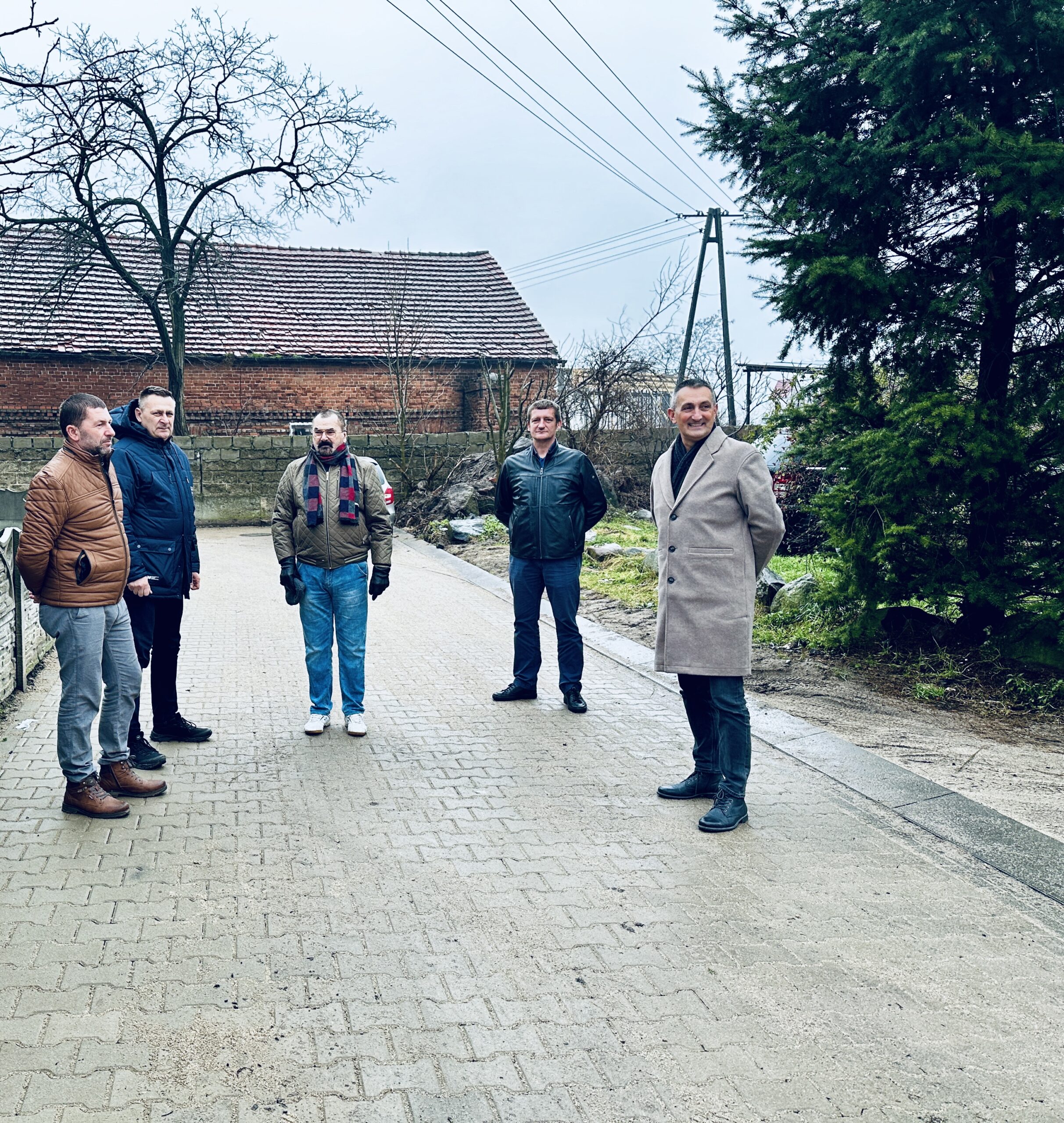 Na zdjęciu Wójt Gminy Przemęt wraz z wykonawcami zadania. Etap po remoncie.