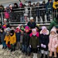 Zdjęcie przedstawia dzieci obserwujące pokazową akcję ratunkową.