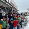 Zdjęcie przedstawia dzieci zbierające się na pokaz akcji ratowniczej.