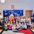 Zdjęcie przedstawia Wójta Gminy Przemęt pozującego do zdjęcia wraz z przedszkolakami i przedszkolankami.