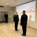 Połączyli siły. Nowy pojazd strażacki dla PSP Wolsztyn, na zdjęciu pracownicy KPSP w Wolstzynie