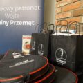 Zdjęcie przedstawia nagrody dla uczestników konkursu oraz baner honorowego patronatu Wójta Gminy Przemęt