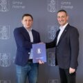 Zdjęcie przedstawia Wójta Gminy Przemęt wraz z mgr inż. Markiem Smolarkiem, którzy pozują do zdjęcia na tle ścianki "Gmina Przemęt".