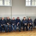 Seniorzy siedzą w auli w Mochach.