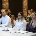 Komisja konkursowa. W tle zebrana publiczność.