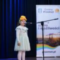 Dziewczynka śpiewa na scenie.