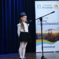 Dziewczynka śpiewa na scenie.