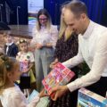 Komisja wręcza nagrodę dziewczynce