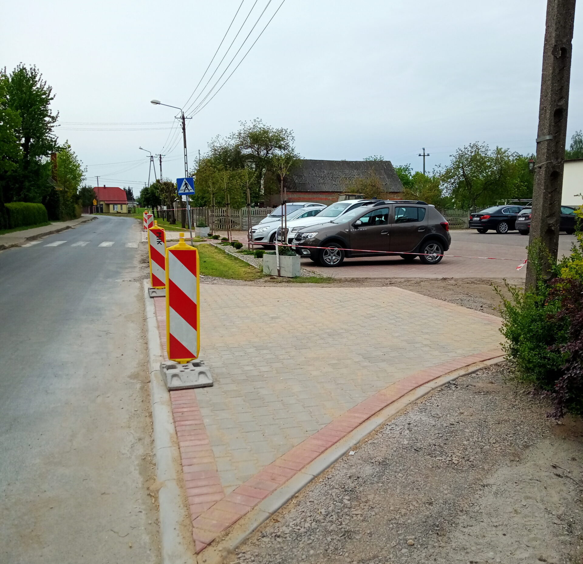 Zdjęcie przedstawia jeden ze zjazdów przed salą wiejską w Kluczewie wyłożony kostką.