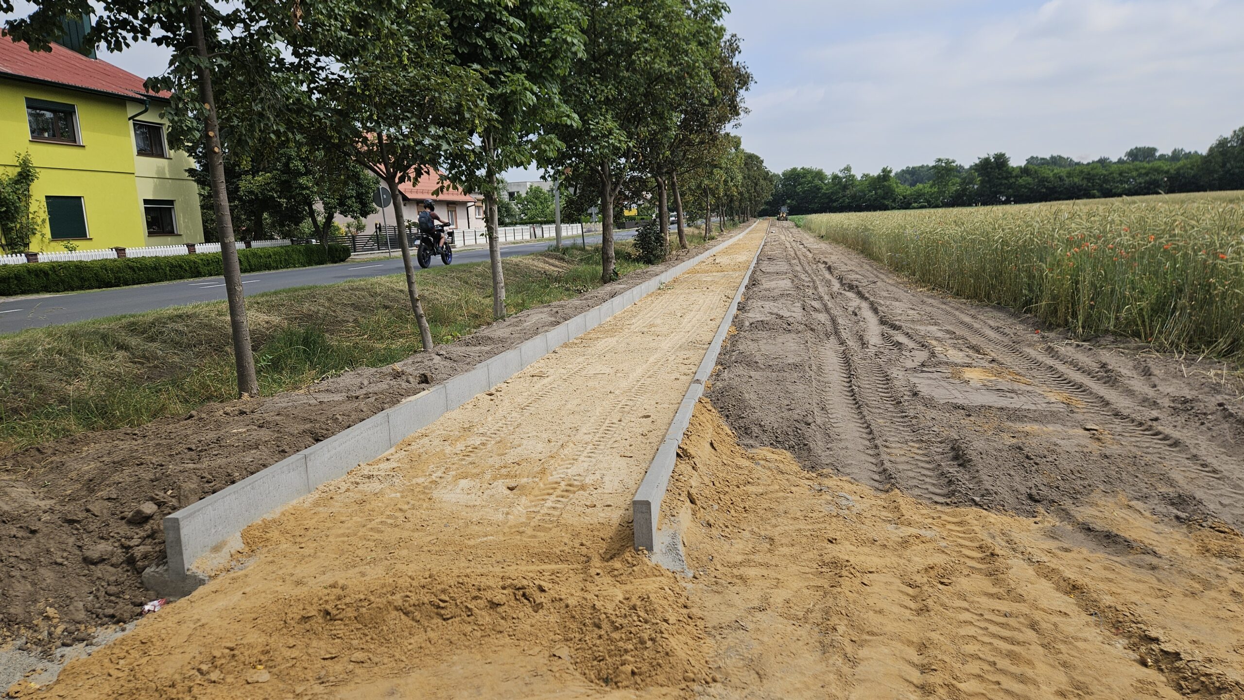 Zdjęcie przedstawia postępy prac na ścieżce.