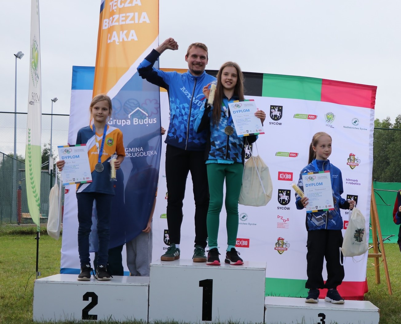 Na zdjęciu członkowie Azymutu na podium