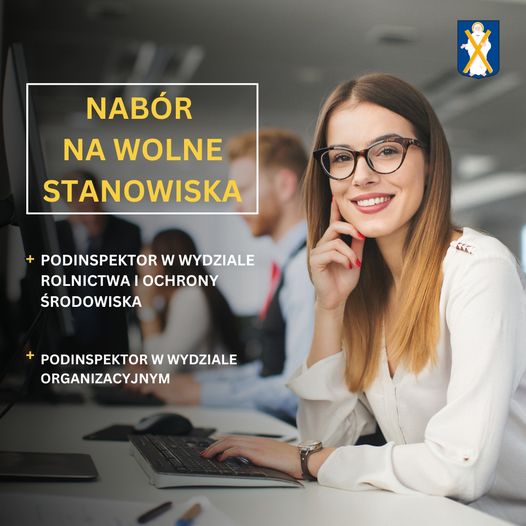 Na zdjęciu kobieta przy stanowisku pisząca coś na laptopie, w tle mężczyzna. Na grafice widnieje herb Gminy Przemęt przedstawiający św. Andrzeja z krzyżem. Na grafice znajduje się informacja: "Nabór na wolne stanowiska: podinspektor w wydziale rolnictwa i ochrony środowiska oraz na stanowisko podinspektor w wydziale organizacyjnym.