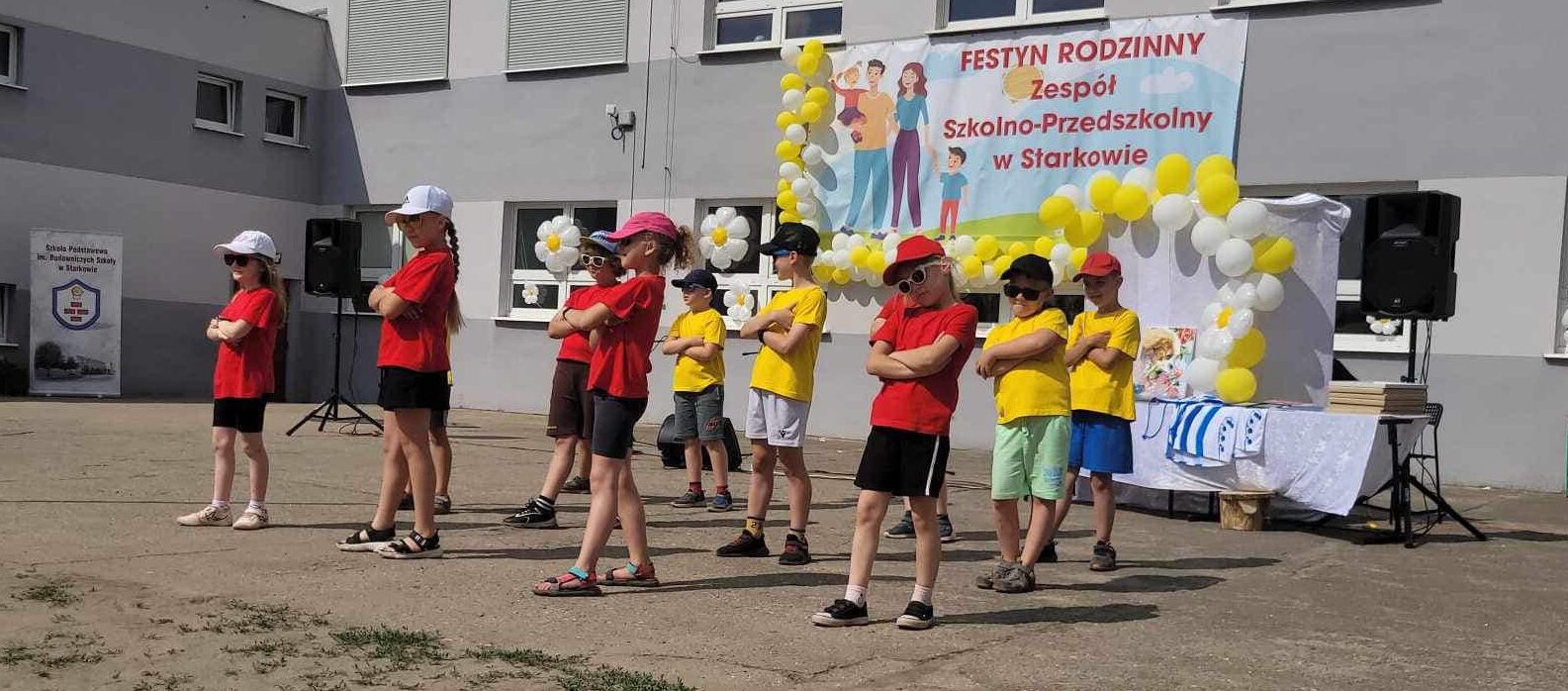 Zdjęcie przedstawia występ artystyczny uczniów.
