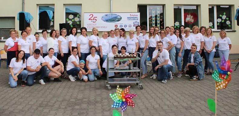 Wspólne zdjęcie dyrekcji i pracowników szkoły.
