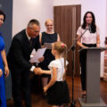Na zdjęciu wójt gratulujący jednej z nagrodzonych. Na zdjęciu także przewodnicząca Rady Gminy Przemęt, Pani Patrycja Pabich oraz Pani Izabella Skibska z Wydziału Oświaty, Promocji, Turystyki i Sportu.
