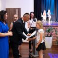 Na zdjęciu wójt gratulujący jednej z nagrodzonych. Na zdjęciu także przewodnicząca Rady Gminy Przemęt, Pani Patrycja Pabich oraz Pani Izabella Skibska z Wydziału Oświaty, Promocji, Turystyki i Sportu.