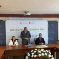 Na zdjęciu wicemarszałek Województwa Wielkopolskiego Krzysztof Grabowski, wójt Gminy Przemęt Janusz Frąckowiak oraz główny księgowy Alicja Bauta. Krzysztof Grabowski przemawia do zebranych osób.