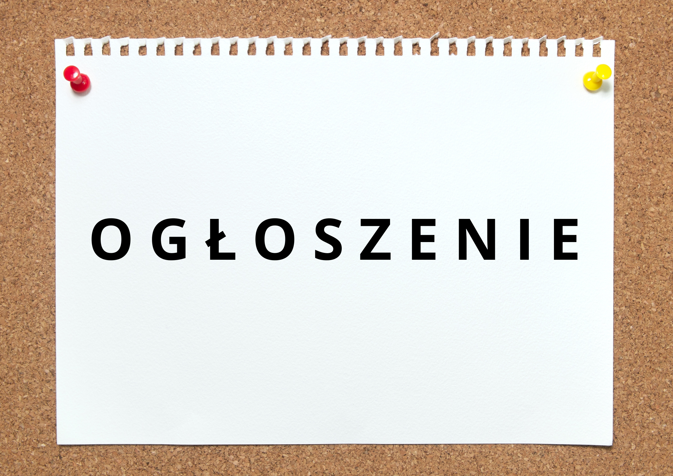 Grafika przedstawia tablicę korkową, na której przyczepiona jest biała kartka z informacją: "Ogłoszenie".