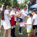 Zdjęcie przedstawia moment wręczania medali oraz dyplomów zwycięzcom zawodów prze wójta oraz druha Józefa Paucha.
