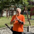 Mężczyzna gra na instrumencie.