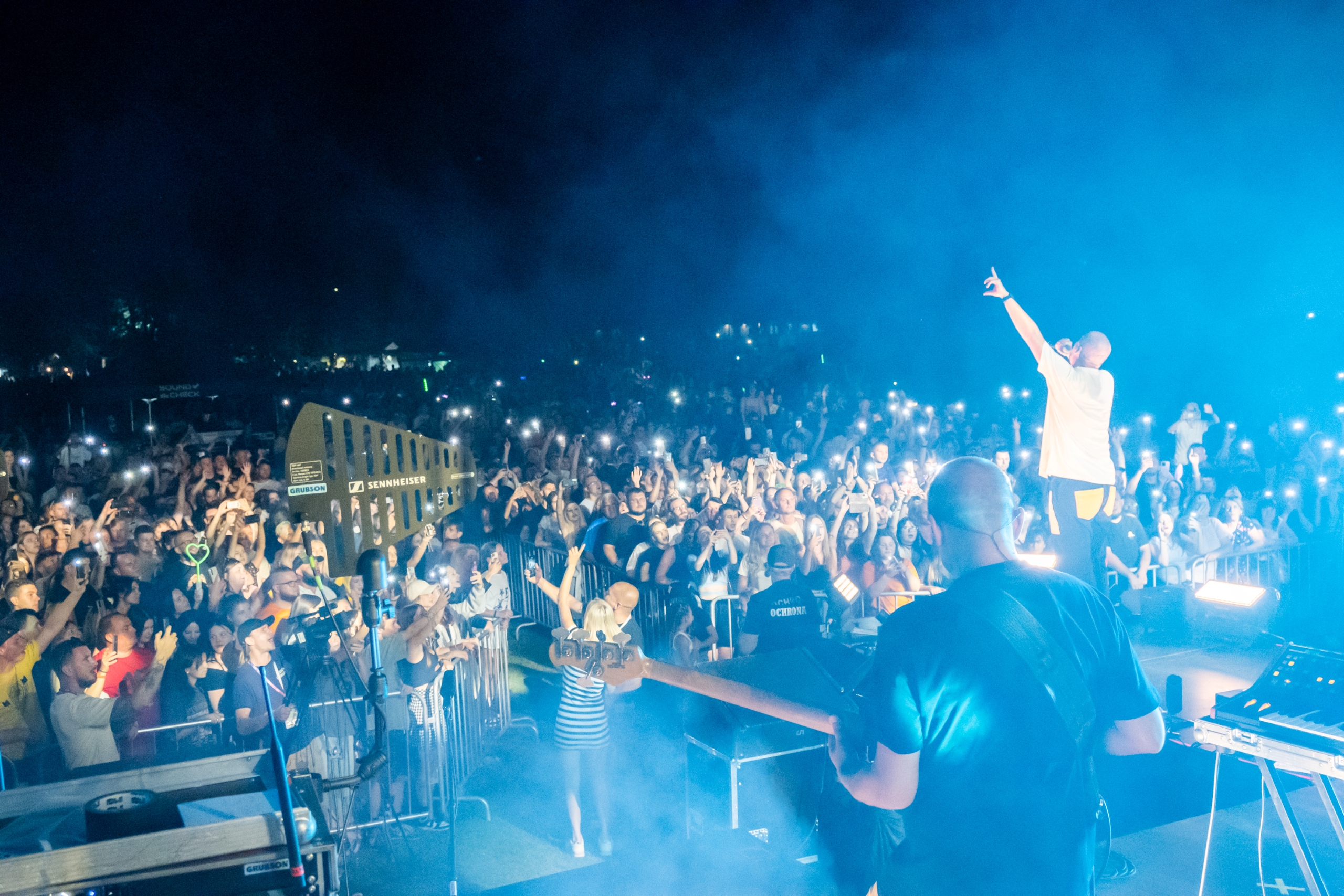 Na zdjęciu koncert GrubSona. Na fotografii uchwycono także publiczność.