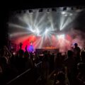 Na zdjęciu koncert Kalwi&Remi. Na fotografii uchwycono także publiczność.