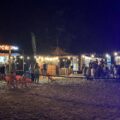 Uczestnicy zlotu i foodtrucki w tle.