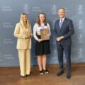 Na zdjęciu wójt, zastępca dyrektora GCKiB oraz jedna z nagrodzonych mażoretek. Wszyscy pozują na tle ścianki gmina Przemęt, która zawiera herb gminy.