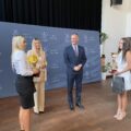 Na zdjęciu wójt, zastępca dyrektora GCKiB oraz trenerki mażoretek VENA Małgorzata oraz Karolina. Trenerki wręczają wójtowi oraz Pani Elwirze puchary.
