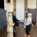 Na zdjęciu wójt i zastępca dyrektora GCKiB podczas wręczania upominków trenerkom mażoretek VENA.