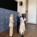 Na zdjęciu wójt i zastępca dyrektora GCKiB podczas wręczania nagrody mażoretce.