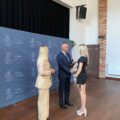 Na zdjęciu wójt i zastępca dyrektora GCKiB podczas wręczania nagrody mażoretce.
