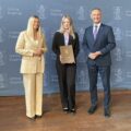 Na zdjęciu wójt, zastępca dyrektora GCKiB oraz jedna z nagrodzonych mażoretek. Wszyscy pozują na tle ścianki gmina Przemęt, która zawiera herb gminy.