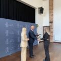 Na zdjęciu wójt i zastępca dyrektora GCKiB podczas wręczania nagrody mażoretce.