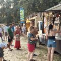Uczestnicy zlotu zgromadzeni przy foodtruckach.
