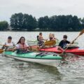 Uczestnicy w kajakach