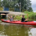 Uczestnicy w kajakach