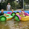 Dzieci na mini łódkach w basenie