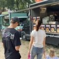 Uczestnicy zlotu przyglądają się foodtruckowi