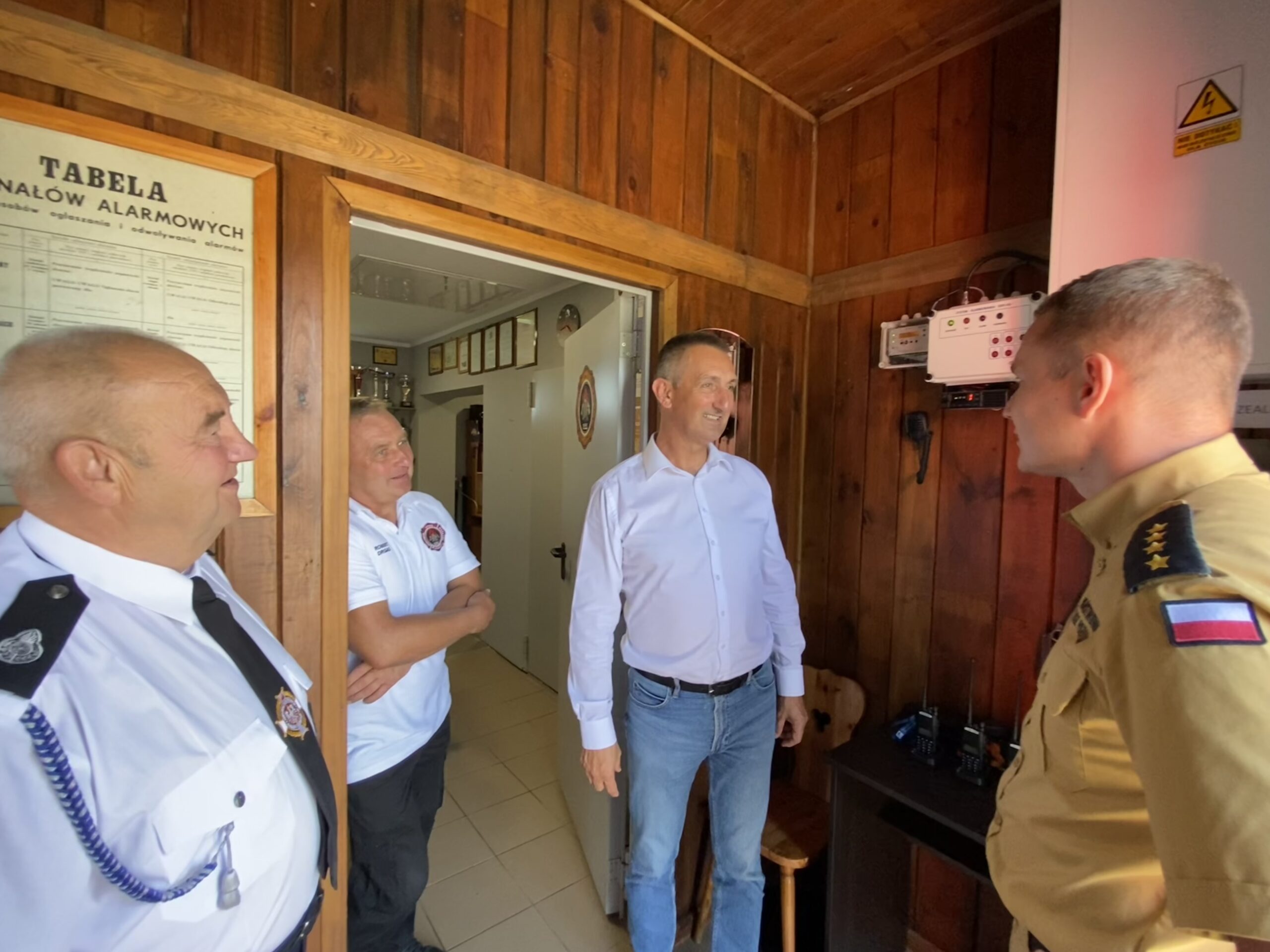 Na zdjęciu wójt, zastępca komendanta powiatowego, prezes Zarządu Oddziału Gminnego ZOSP RP oraz Naczelnik OSP Kluczewo znajdują się w budynku, gdzie został umieszczony systemu selektywnego alarmowania.