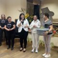 Reprezentanci wygranych KGW przed sceną. Wraz z nimi organizatorzy i zaproszeni goście.